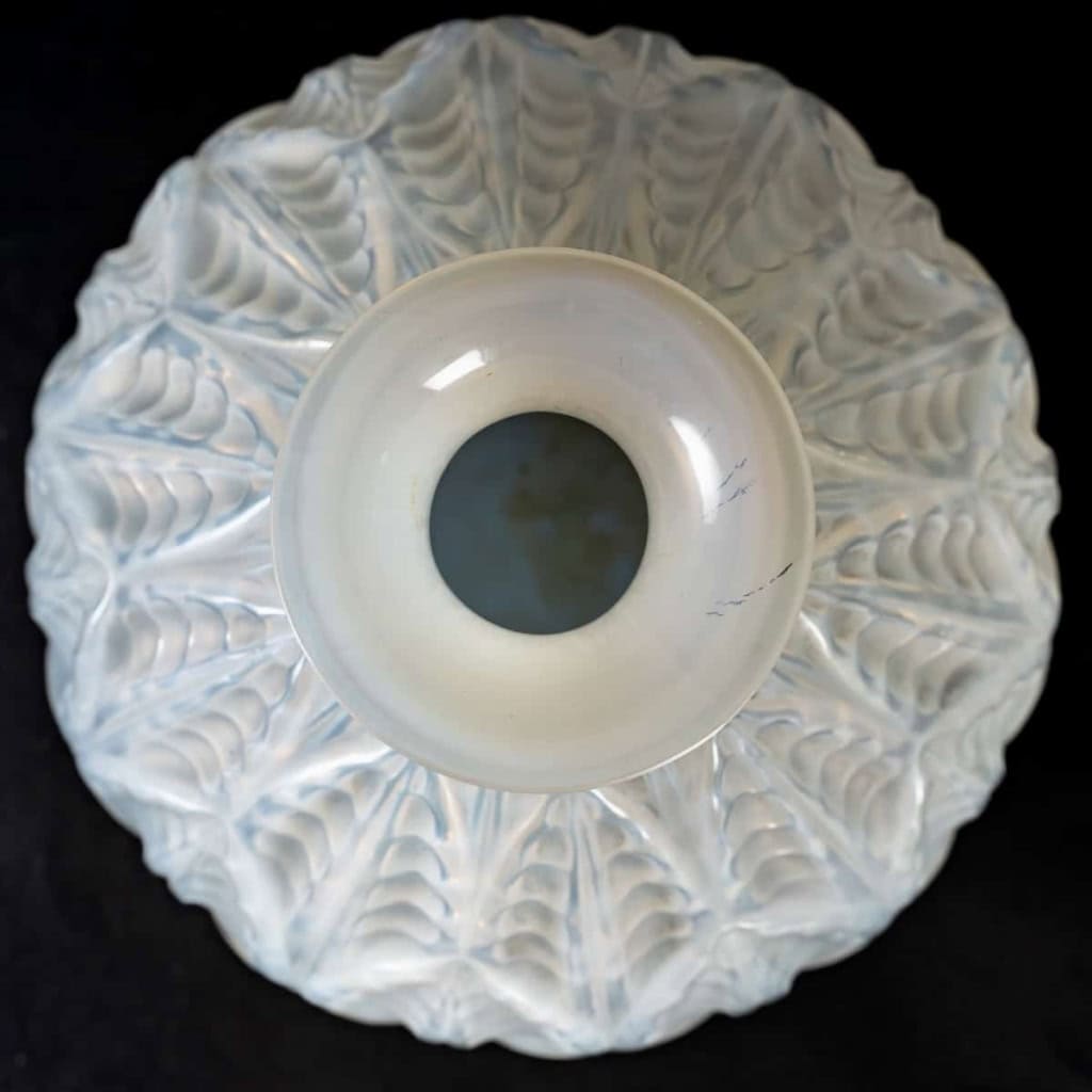 Vase « Malesherbes » verre opalescent double couche patiné gris de René LALIQUE | Biron Vase "Malesherbes" verre opalescent double couche patiné gris de René LALIQUE