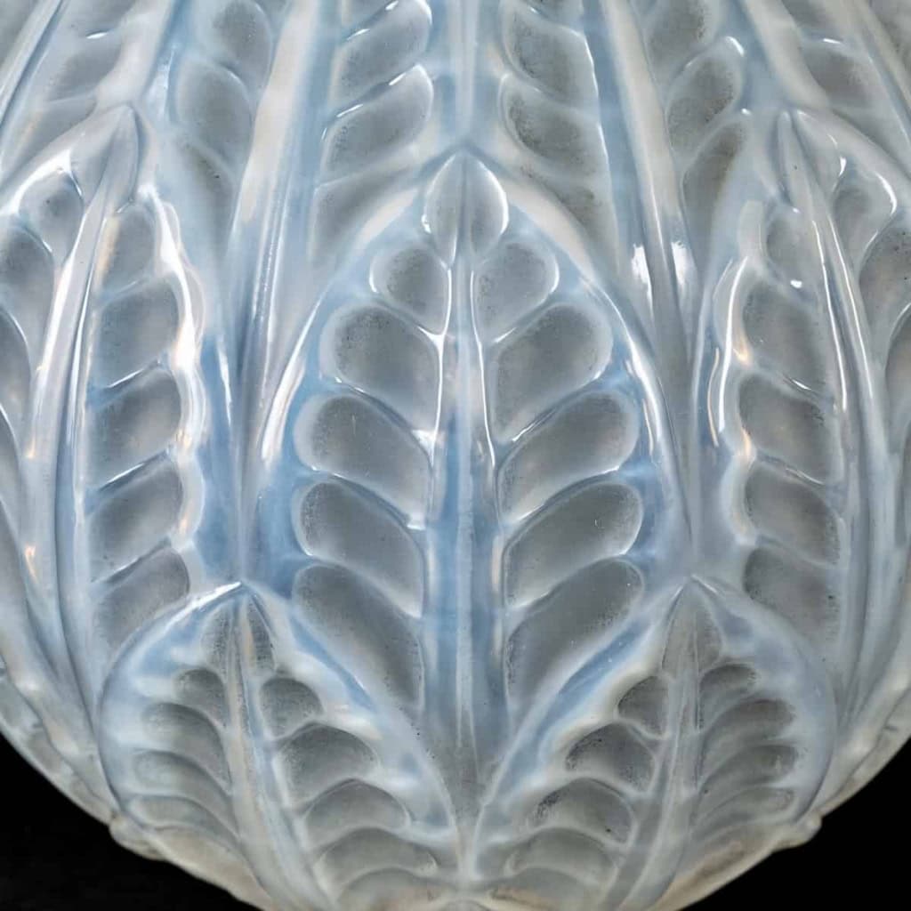 Vase « Malesherbes » verre opalescent double couche patiné gris de René LALIQUE | Biron Vase "Malesherbes" verre opalescent double couche patiné gris de René LALIQUE