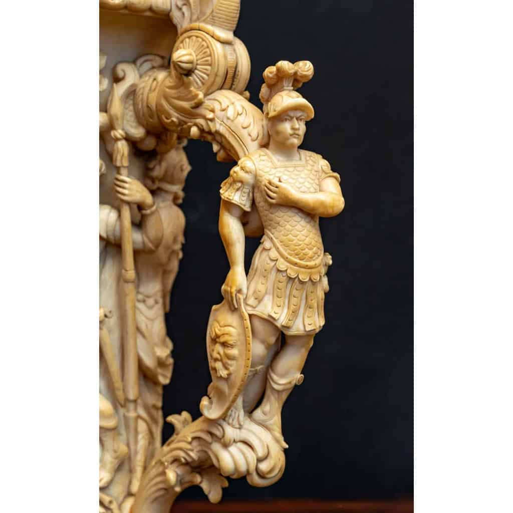 « Chope Réalisée En Ivoire, Allemagne, XIXème Siècle. « | Biron "Chope Réalisée En Ivoire, Allemagne, XIXème Siècle. "