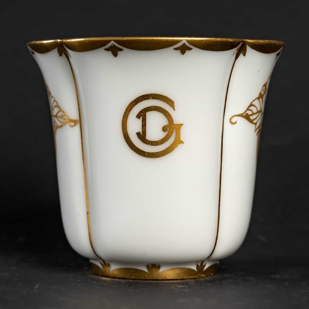 Tasse blanche et or, Sèvres 1930 | Biron Tasse blanche et or, Sèvres 1930