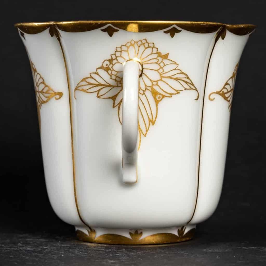 Tasse blanche et or, Sèvres 1930 | Biron Tasse blanche et or, Sèvres 1930