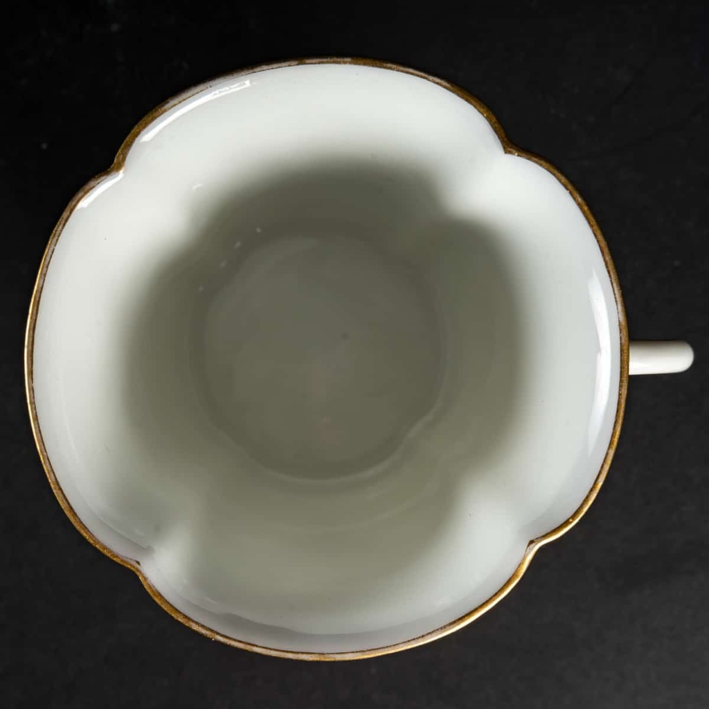 Tasse blanche et or, Sèvres 1930 | Biron Tasse blanche et or, Sèvres 1930