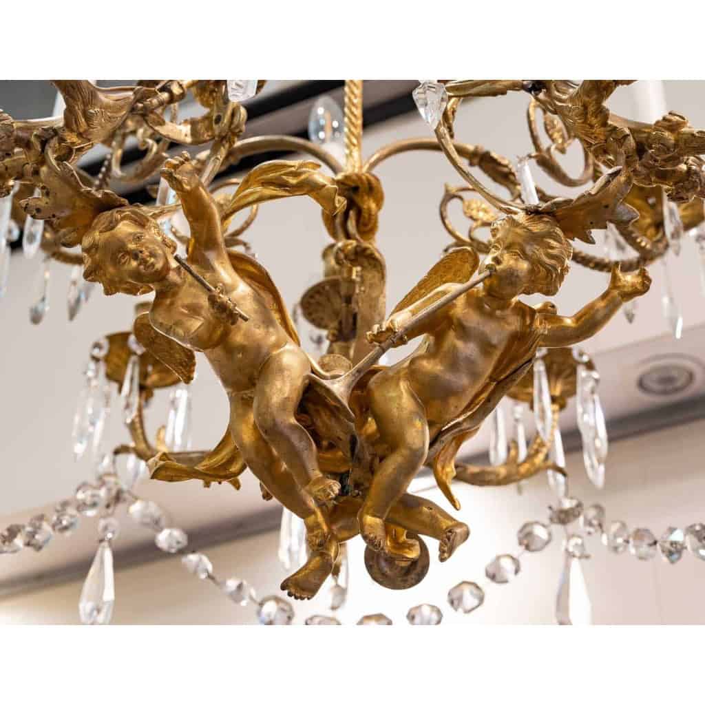 Lustre en bronze doré avec amours, pampilles en cristal, fin XIXème siècle | Biron Lustre en bronze doré avec amours, pampilles en cristal, fin XIXème siècle