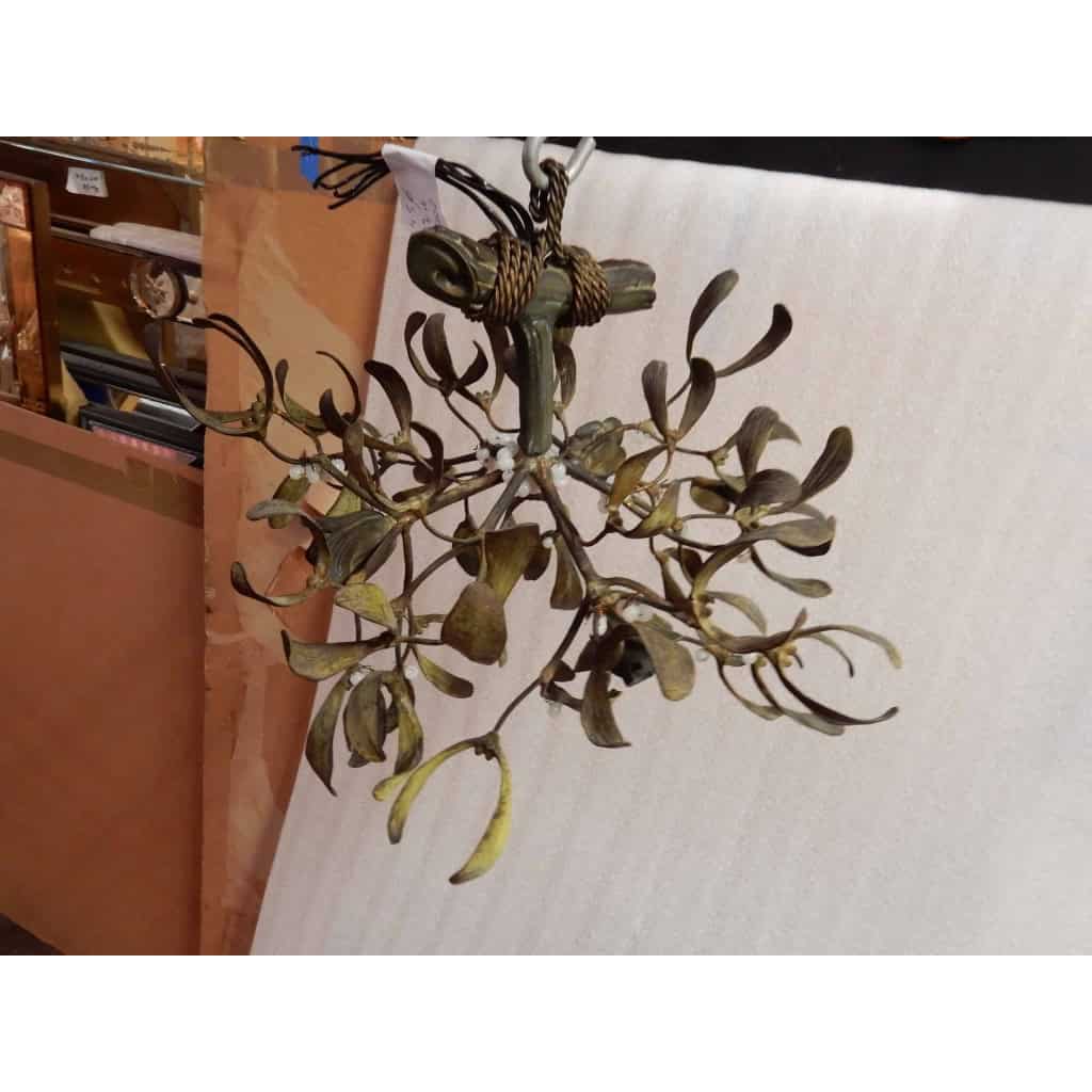 1900′ Lustre Boule de Gui en Bronze Art Nouveau a 3 Lampes Diamètre 45 cm Douilles En Forme De Tulipes | Biron 1900′ Lustre Boule de Gui en Bronze Art Nouveau a 3 Lampes Diamètre 45 cm Douilles En Forme De Tulipes