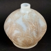 Vase « Plumes » verre opalescent double couche patiné sépia de René LALIQUE | Biron Vase "Plumes" verre opalescent double couche patiné sépia de René LALIQUE