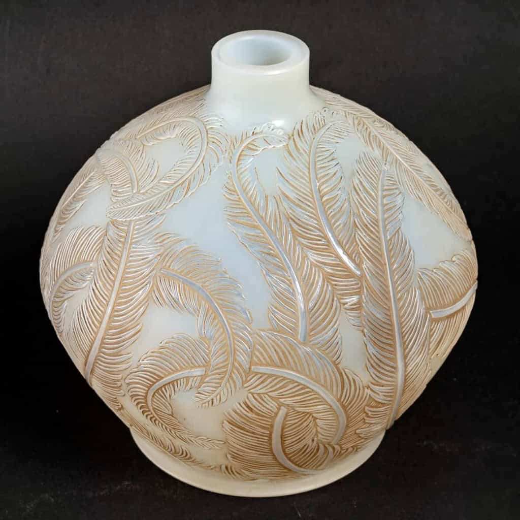 Vase « Plumes » verre opalescent double couche patiné sépia de René LALIQUE | Biron Vase "Plumes" verre opalescent double couche patiné sépia de René LALIQUE
