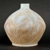 Vase « Plumes » verre opalescent double couche patiné sépia de René LALIQUE | Biron Vase "Plumes" verre opalescent double couche patiné sépia de René LALIQUE
