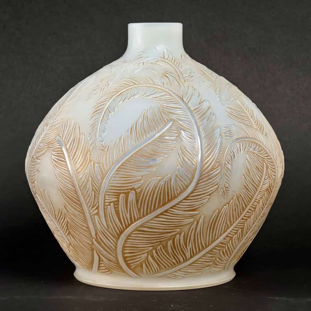 Vase « Plumes » verre opalescent double couche patiné sépia de René LALIQUE | Biron Vase "Plumes" verre opalescent double couche patiné sépia de René LALIQUE
