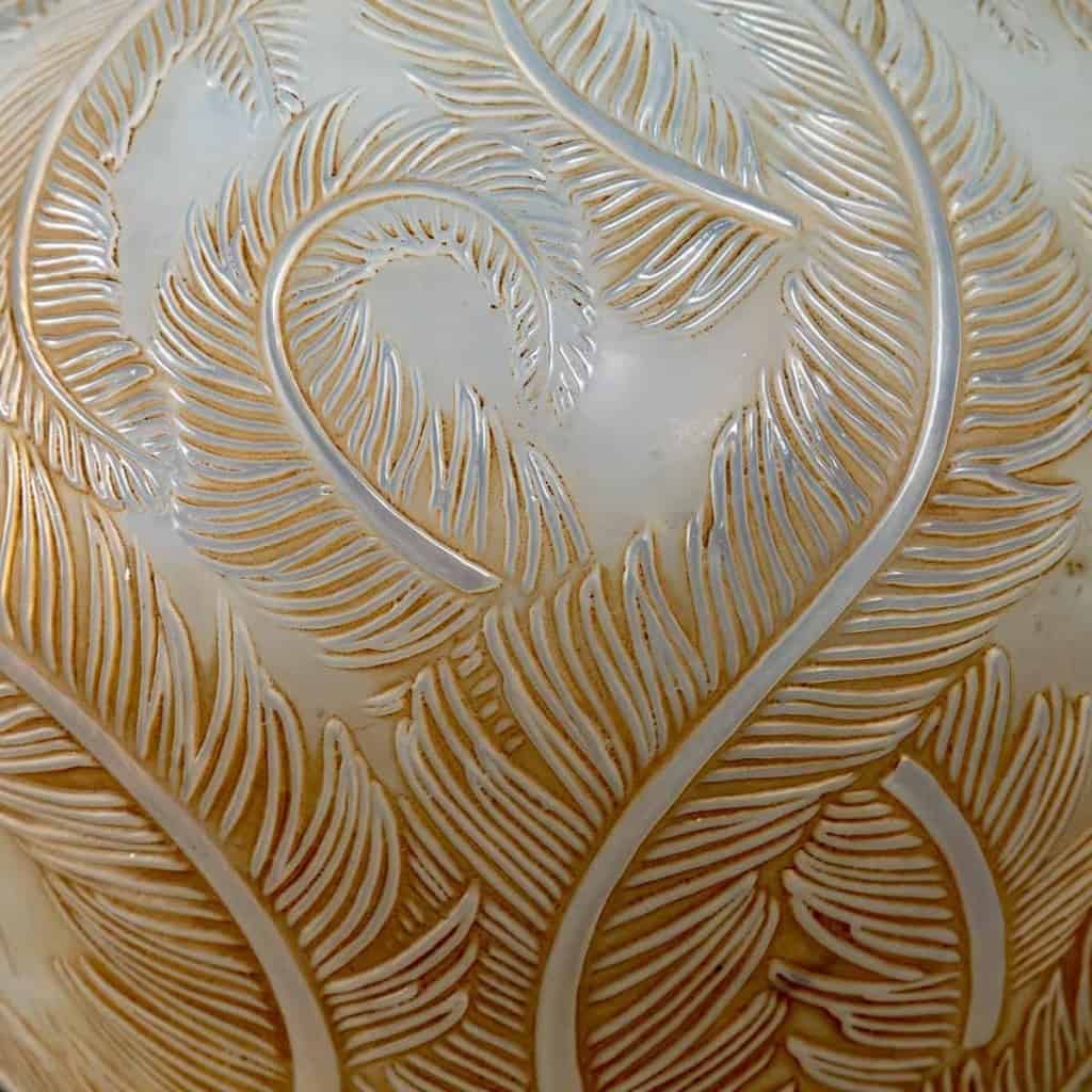 Vase « Plumes » verre opalescent double couche patiné sépia de René LALIQUE | Biron Vase "Plumes" verre opalescent double couche patiné sépia de René LALIQUE