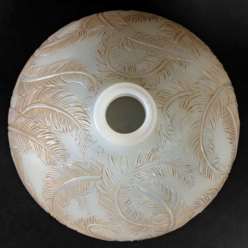 Vase « Plumes » verre opalescent double couche patiné sépia de René LALIQUE | Biron Vase "Plumes" verre opalescent double couche patiné sépia de René LALIQUE