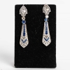 Paires de pendants d’oreille Art-deco en platine serties de diamants et de saphirs calibrés | Biron |||||