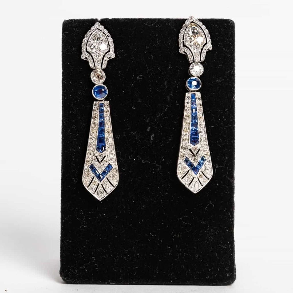 Paires de pendants d’oreille Art-deco en platine serties de diamants et de saphirs calibrés | Biron |||||