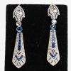 Paires de pendants d’oreille Art-deco en platine serties de diamants et de saphirs calibrés | Biron Paires de pendants d'oreille Art-deco en platine serties de diamants et de saphirs calibrés
