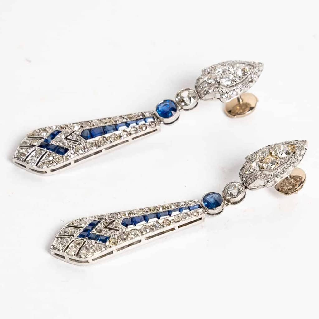 Paires de pendants d’oreille Art-deco en platine serties de diamants et de saphirs calibrés | Biron Paires de pendants d'oreille Art-deco en platine serties de diamants et de saphirs calibrés