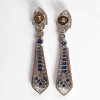 Paires de pendants d’oreille Art-deco en platine serties de diamants et de saphirs calibrés | Biron Paires de pendants d'oreille Art-deco en platine serties de diamants et de saphirs calibrés