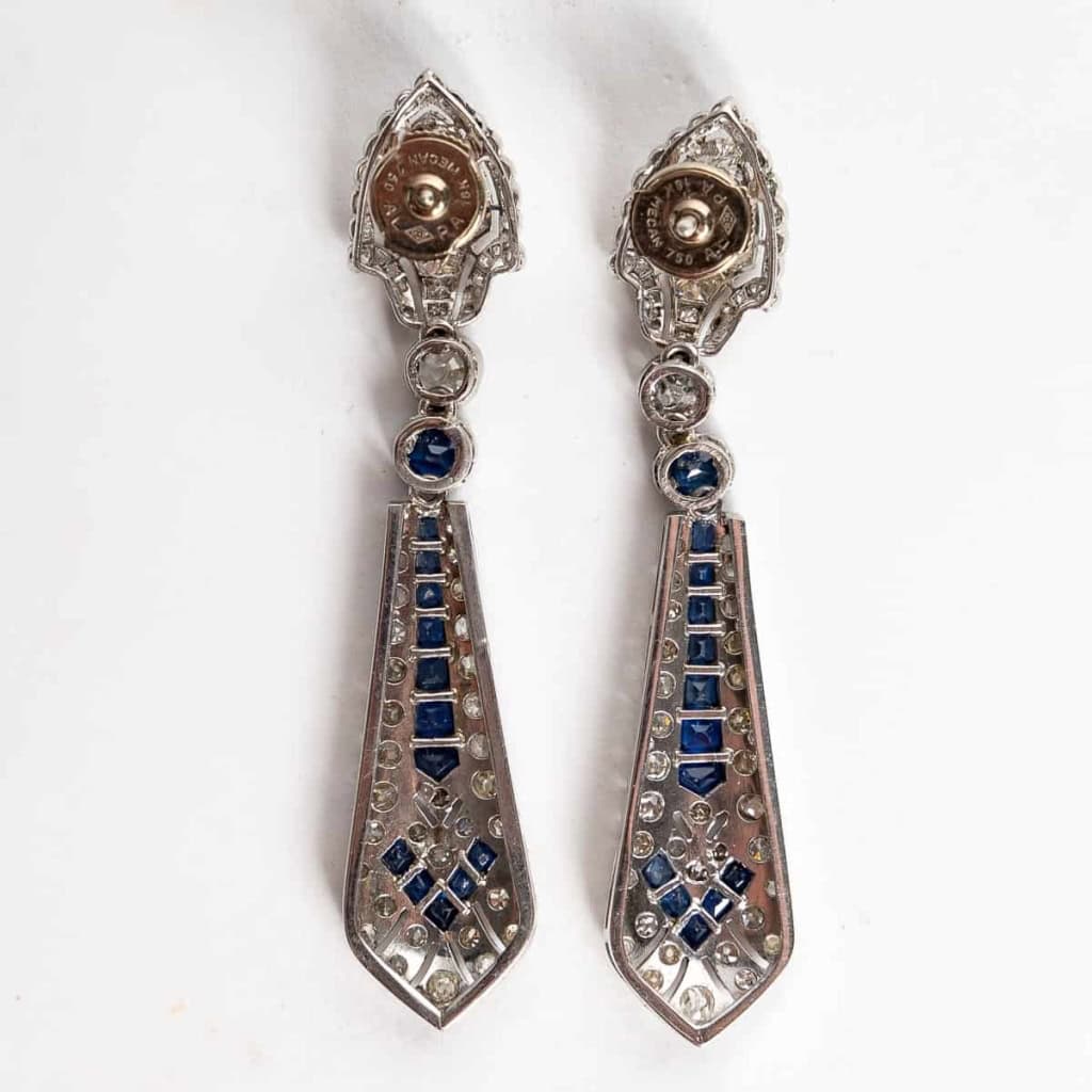 Paires de pendants d’oreille Art-deco en platine serties de diamants et de saphirs calibrés | Biron Paires de pendants d'oreille Art-deco en platine serties de diamants et de saphirs calibrés