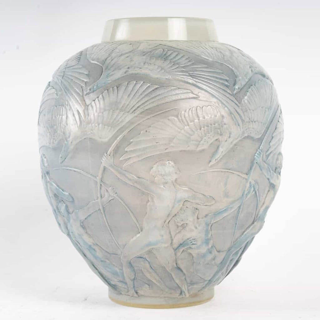 René LALIQUE : Vase « ARCHERS » Opalescent | Biron René LALIQUE : Vase "ARCHERS" Opalescent