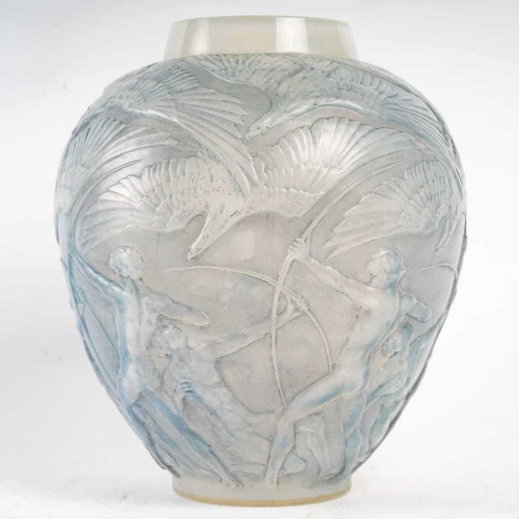 René LALIQUE : Vase « ARCHERS » Opalescent | Biron René LALIQUE : Vase "ARCHERS" Opalescent