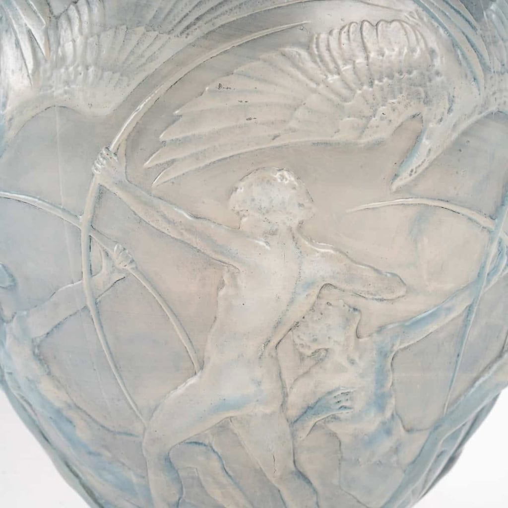 René LALIQUE : Vase « ARCHERS » Opalescent | Biron René LALIQUE : Vase "ARCHERS" Opalescent