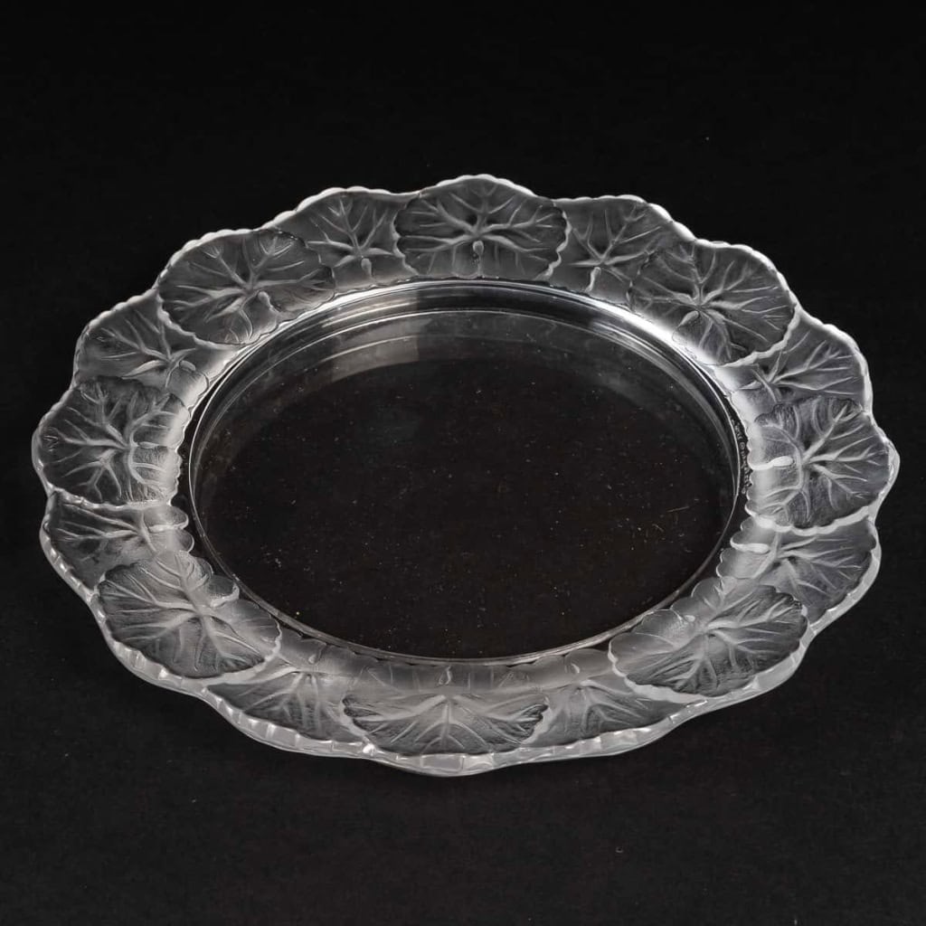 Lalique France 15 Assiettes Modèle « Honfleur » | Biron Lalique France 15 Assiettes Modèle "Honfleur"