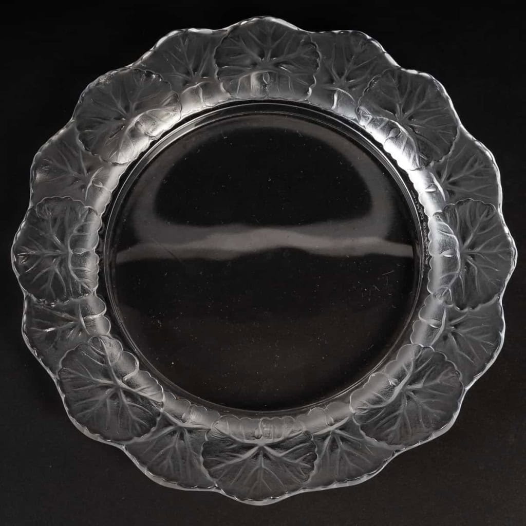 Lalique France 15 Assiettes Modèle « Honfleur » | Biron Lalique France 15 Assiettes Modèle "Honfleur"