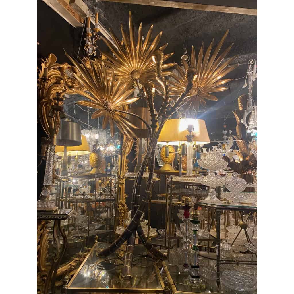 1970′ Lampadaire Palmier Yuka en Laiton Et fer Patiné Maison Jansen 3 Têtes Style Brutaliste H 200 cm | Biron 1970′ Lampadaire Palmier Yuka en Laiton Et fer Patiné Maison Jansen 3 Têtes Style Brutaliste H 200 cm