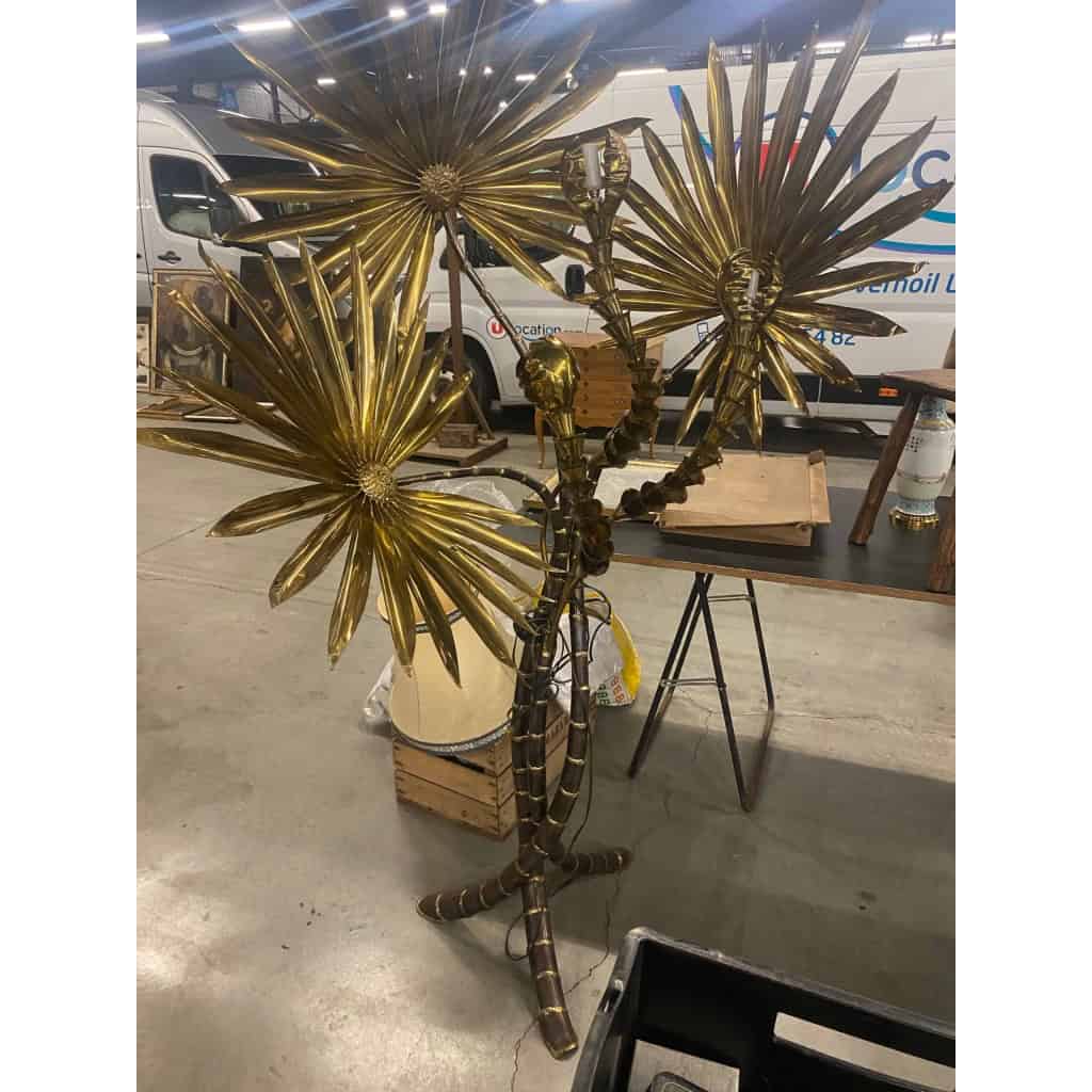 1970′ Lampadaire Palmier Yuka en Laiton Et fer Patiné Maison Jansen 3 Têtes Style Brutaliste H 200 cm | Biron 1970′ Lampadaire Palmier Yuka en Laiton Et fer Patiné Maison Jansen 3 Têtes Style Brutaliste H 200 cm