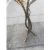 1970′ Lampadaire Palmier Yuka en Laiton Et fer Patiné Maison Jansen 3 Têtes Style Brutaliste H 200 cm | Biron 1970′ Lampadaire Palmier Yuka en Laiton Et fer Patiné Maison Jansen 3 Têtes Style Brutaliste H 200 cm
