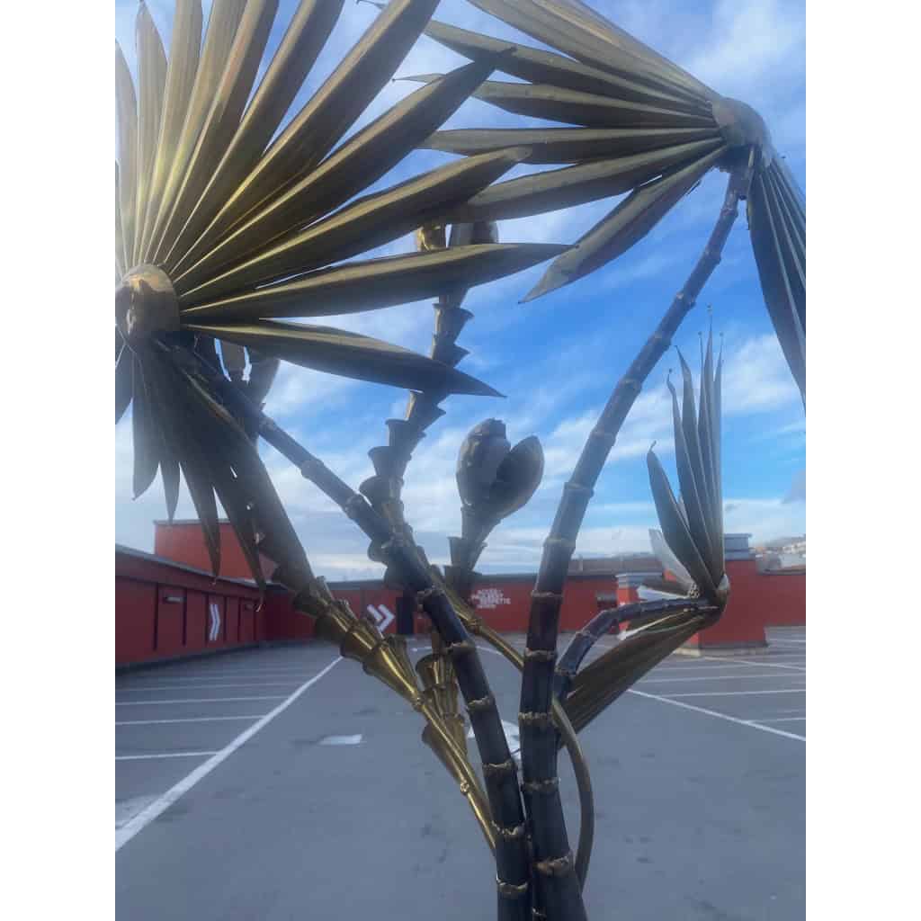 1970′ Lampadaire Palmier Yuka en Laiton Et fer Patiné Maison Jansen 3 Têtes Style Brutaliste H 200 cm | Biron 1970′ Lampadaire Palmier Yuka en Laiton Et fer Patiné Maison Jansen 3 Têtes Style Brutaliste H 200 cm