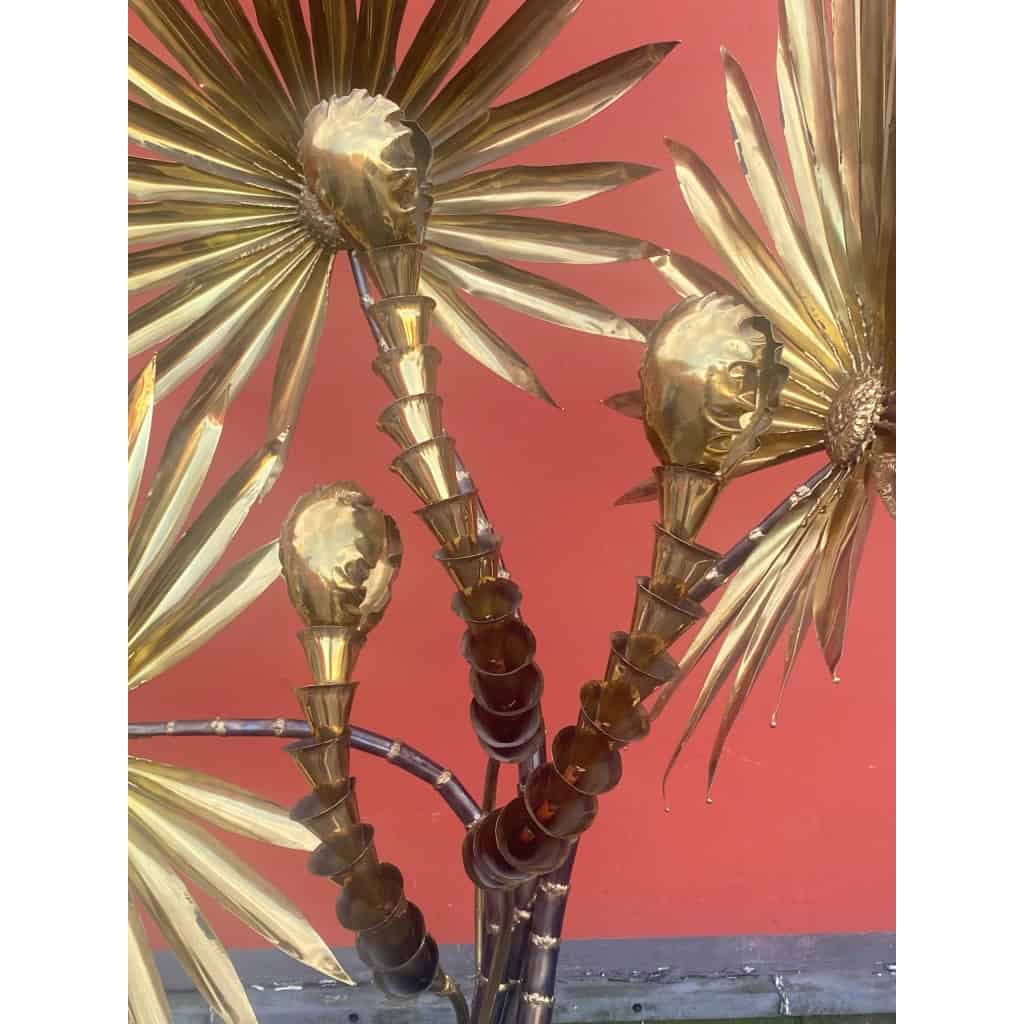 1970′ Lampadaire Palmier Yuka en Laiton Et fer Patiné Maison Jansen 3 Têtes Style Brutaliste H 200 cm | Biron 1970′ Lampadaire Palmier Yuka en Laiton Et fer Patiné Maison Jansen 3 Têtes Style Brutaliste H 200 cm
