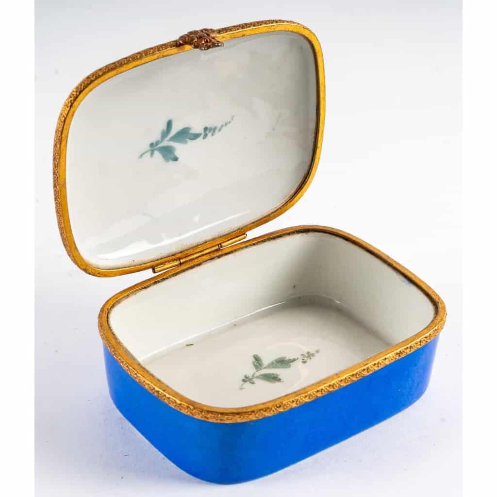 Boîte en Porcelaine, fin XIX – début XX siècle | Biron Boîte en Porcelaine, fin XIX - début XX siècle