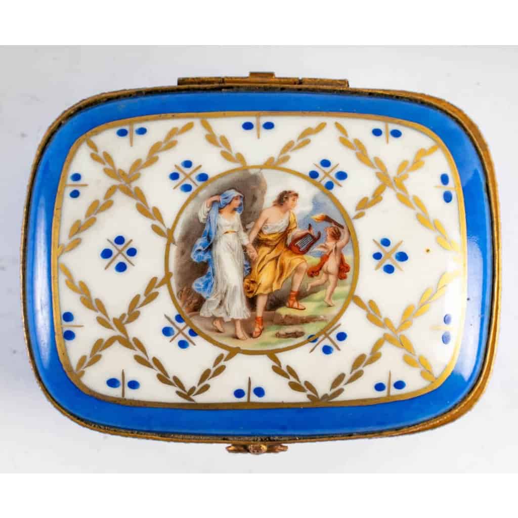 Boîte en Porcelaine, fin XIX – début XX siècle | Biron Boîte en Porcelaine, fin XIX - début XX siècle