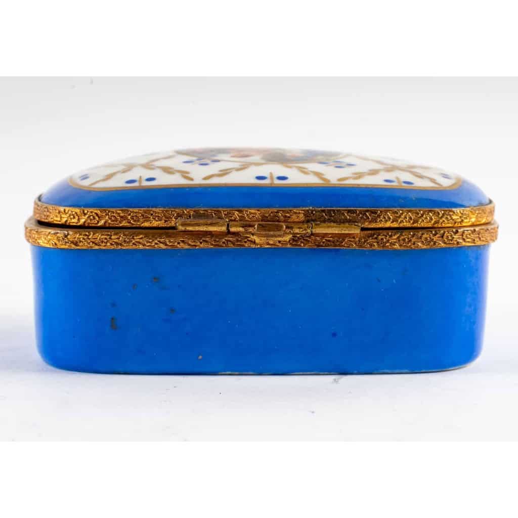 Boîte en Porcelaine, fin XIX – début XX siècle | Biron Boîte en Porcelaine, fin XIX - début XX siècle