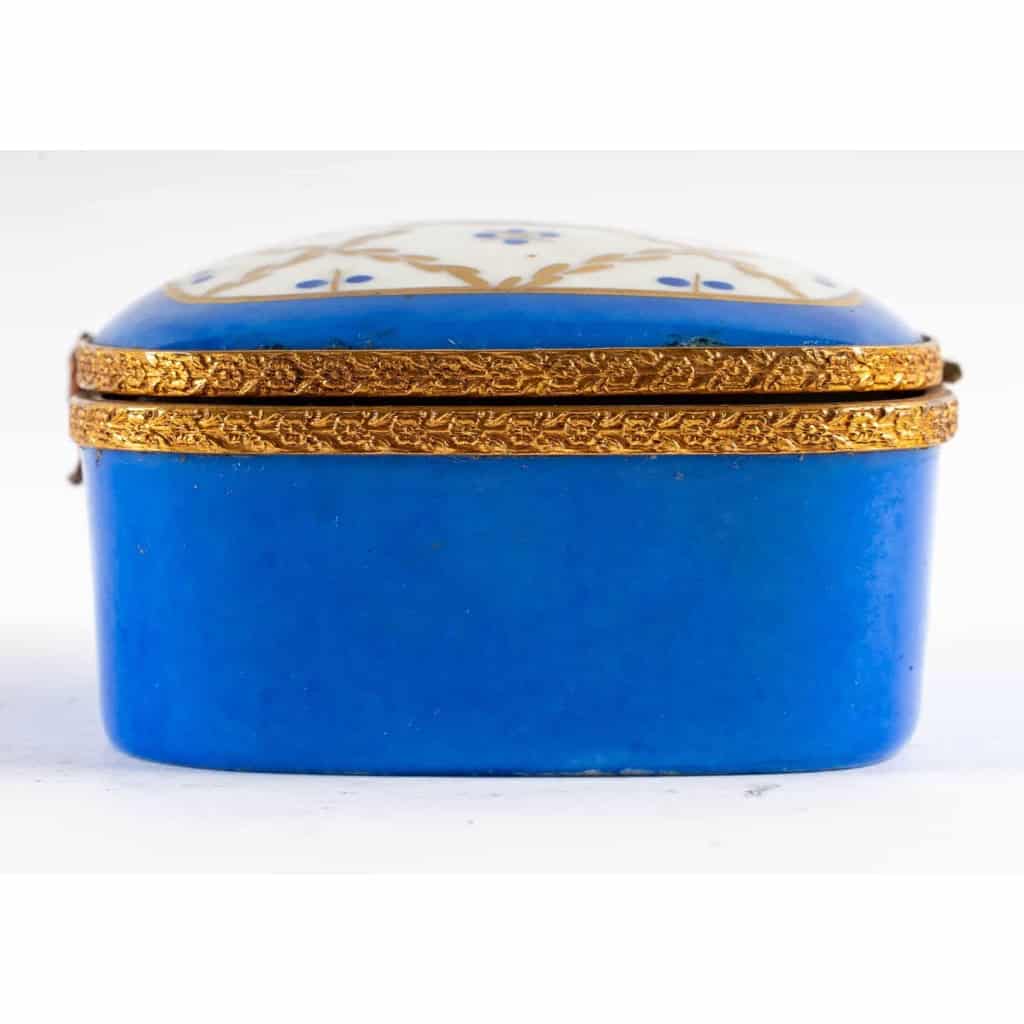 Boîte en Porcelaine, fin XIX – début XX siècle | Biron Boîte en Porcelaine, fin XIX - début XX siècle