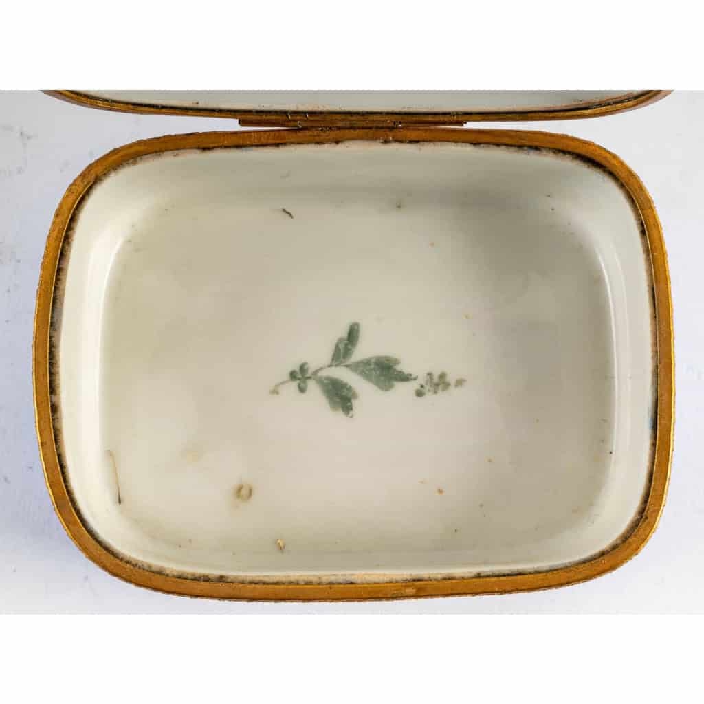 Boîte en Porcelaine, fin XIX – début XX siècle | Biron Boîte en Porcelaine, fin XIX - début XX siècle