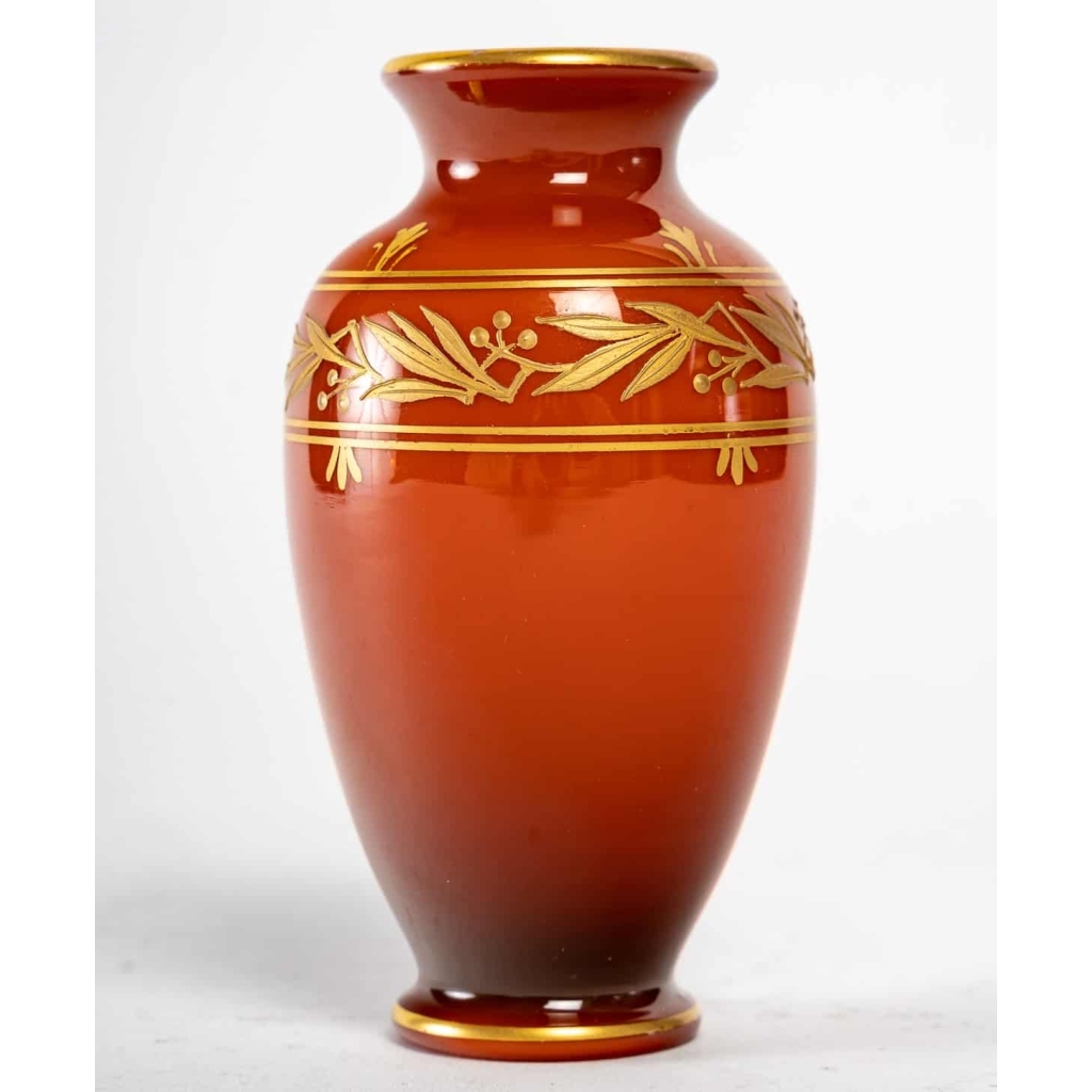 Petit vase overlay corail, Baccarat, XIXème siècle | Biron Petit vase overlay corail, Baccarat, XIXème siècle