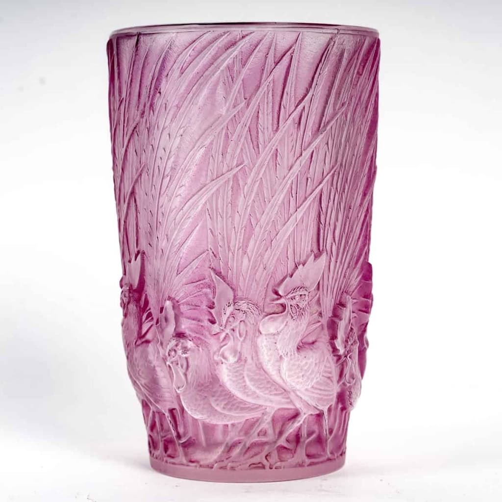 Vase « Coqs et Plumes » verre blanc patiné rose violet de René LALIQUE | Biron Vase "Coqs et Plumes" verre blanc patiné rose violet de René LALIQUE