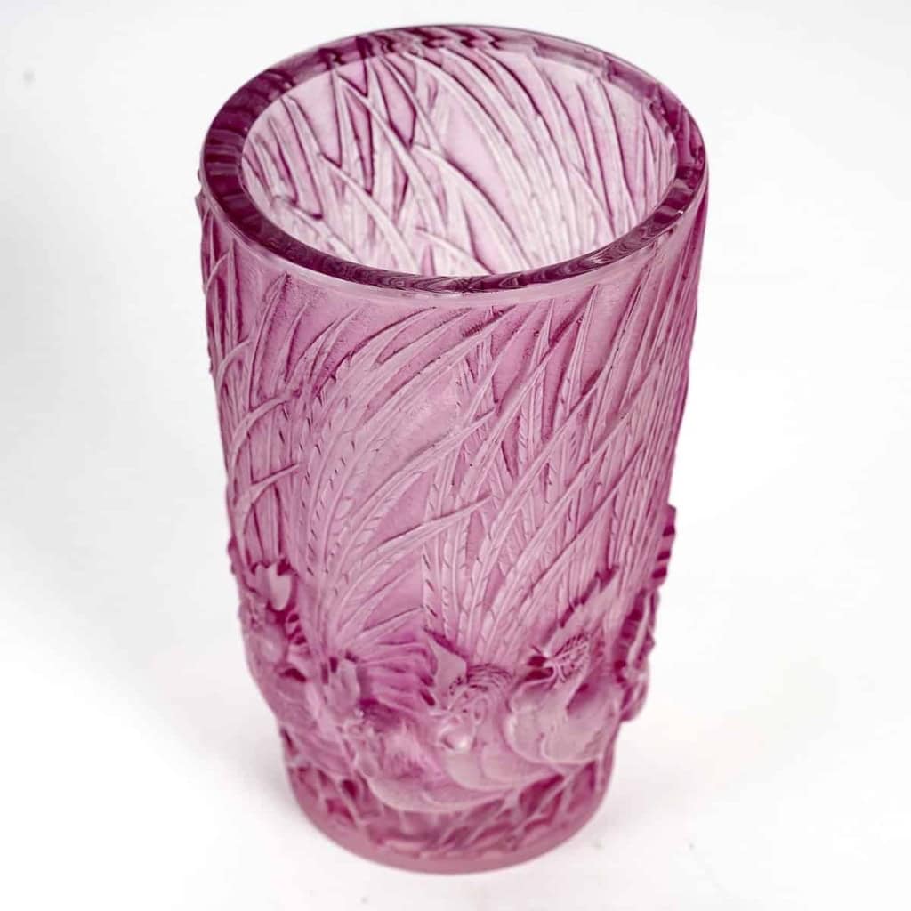 Vase « Coqs et Plumes » verre blanc patiné rose violet de René LALIQUE | Biron Vase "Coqs et Plumes" verre blanc patiné rose violet de René LALIQUE