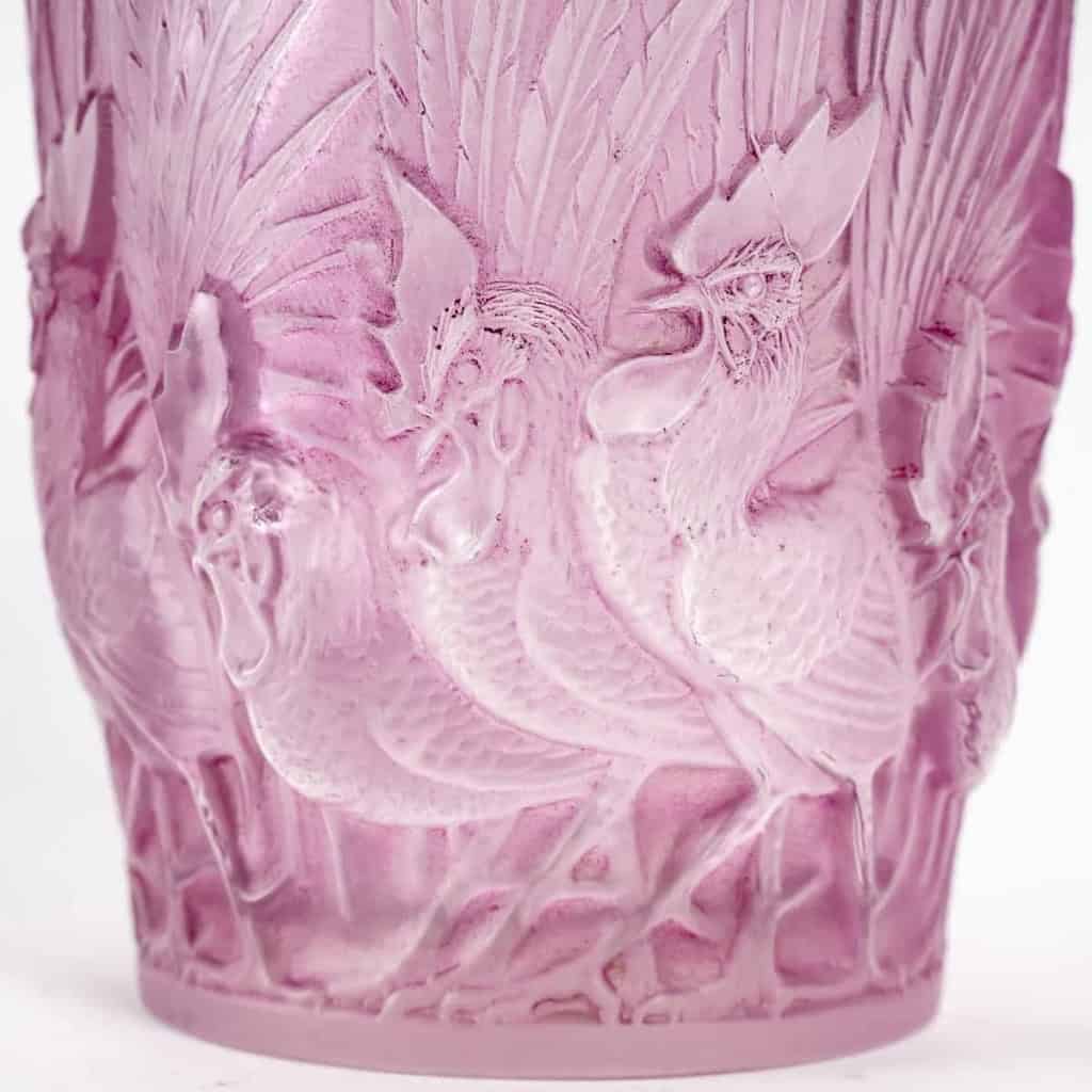 Vase « Coqs et Plumes » verre blanc patiné rose violet de René LALIQUE | Biron Vase "Coqs et Plumes" verre blanc patiné rose violet de René LALIQUE