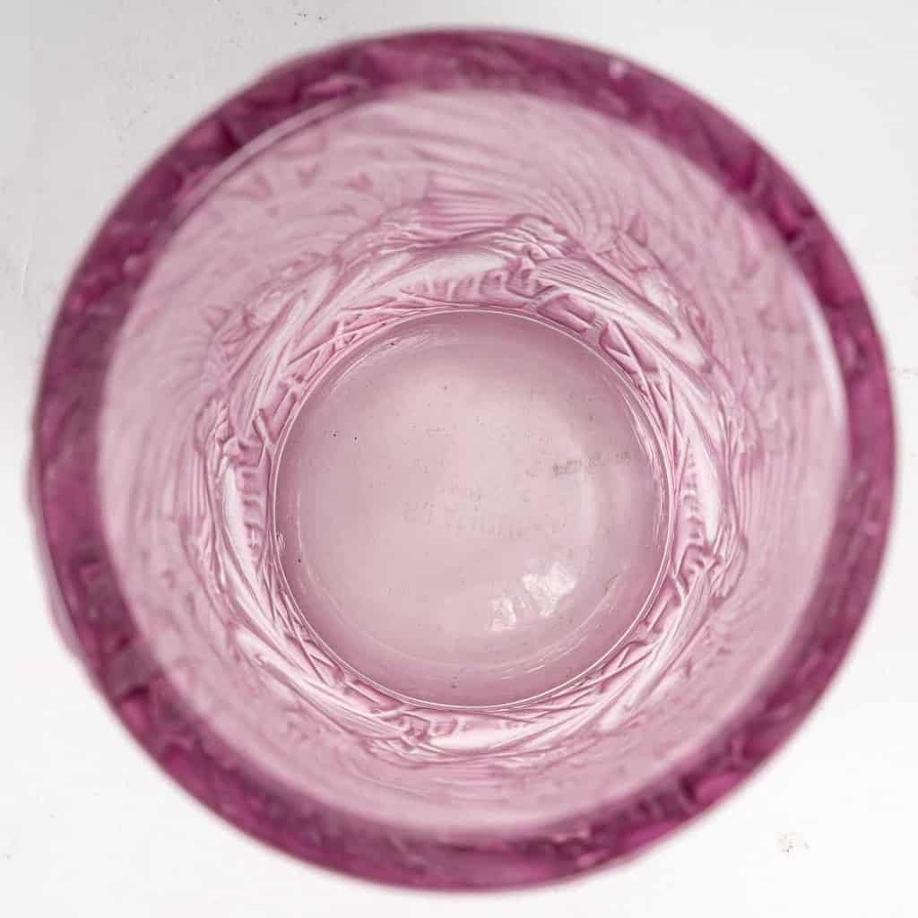 Vase « Coqs et Plumes » verre blanc patiné rose violet de René LALIQUE | Biron Vase "Coqs et Plumes" verre blanc patiné rose violet de René LALIQUE