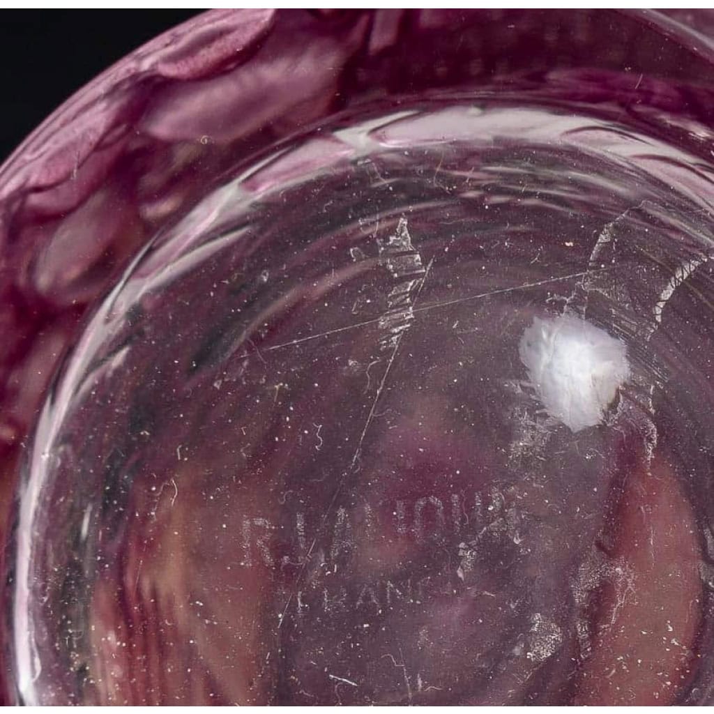 Vase « Coqs et Plumes » verre blanc patiné rose violet de René LALIQUE | Biron Vase "Coqs et Plumes" verre blanc patiné rose violet de René LALIQUE