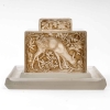 Encrier « Biches » verre blanc patiné sépia de René LALIQUE | Biron Encrier "Biches" verre blanc patiné sépia de René LALIQUE