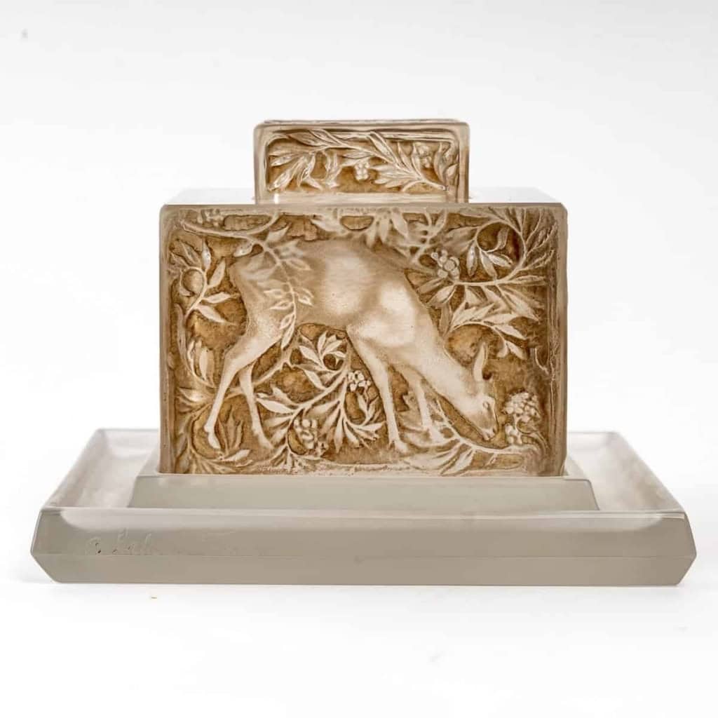 Encrier « Biches » verre blanc patiné sépia de René LALIQUE | Biron Encrier "Biches" verre blanc patiné sépia de René LALIQUE