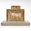 Encrier « Biches » verre blanc patiné sépia de René LALIQUE | Biron Encrier "Biches" verre blanc patiné sépia de René LALIQUE