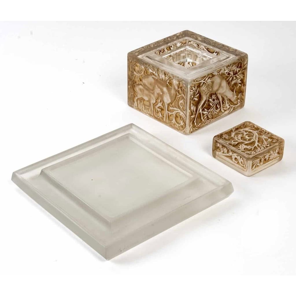 Encrier « Biches » verre blanc patiné sépia de René LALIQUE | Biron Encrier "Biches" verre blanc patiné sépia de René LALIQUE