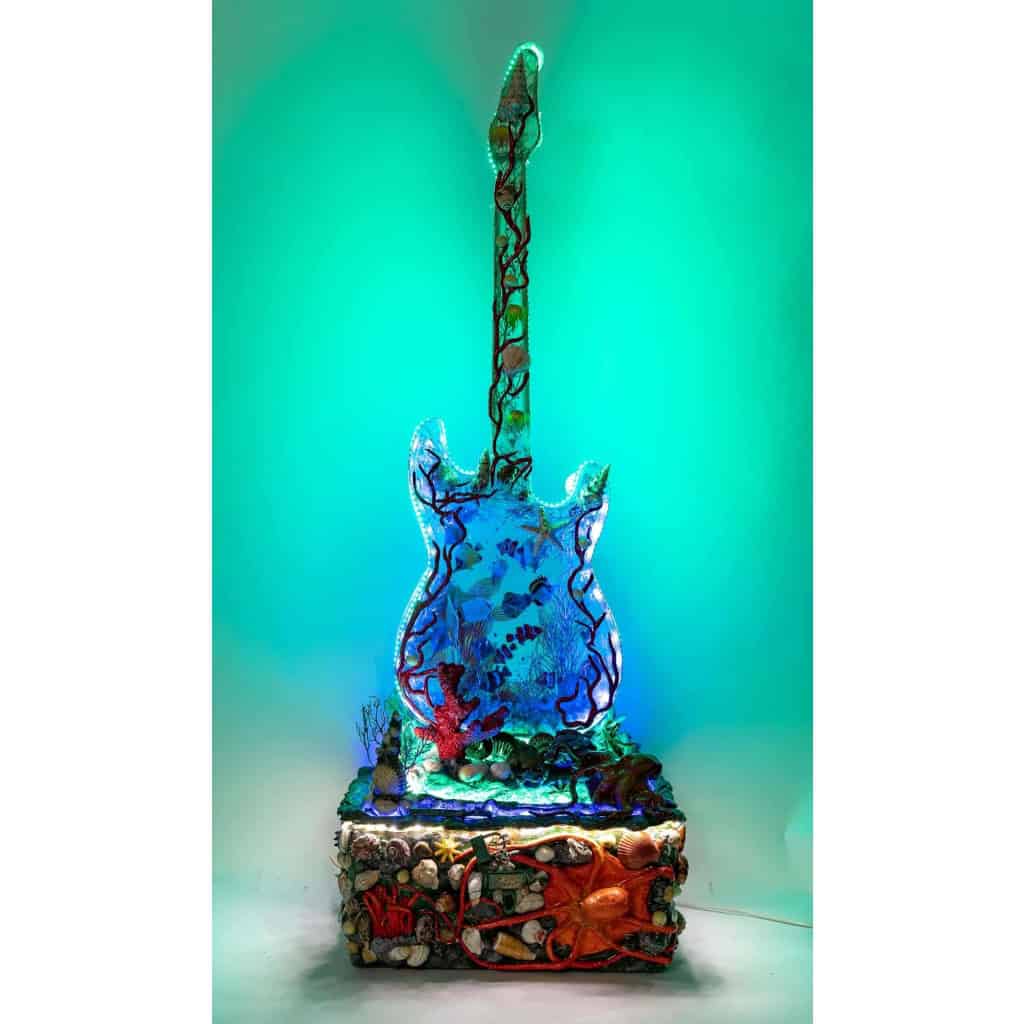 La Guitare, sculpture lumineuse en résine, XXème siècle | Biron La Guitare, sculpture lumineuse en résine, XXème siècle
