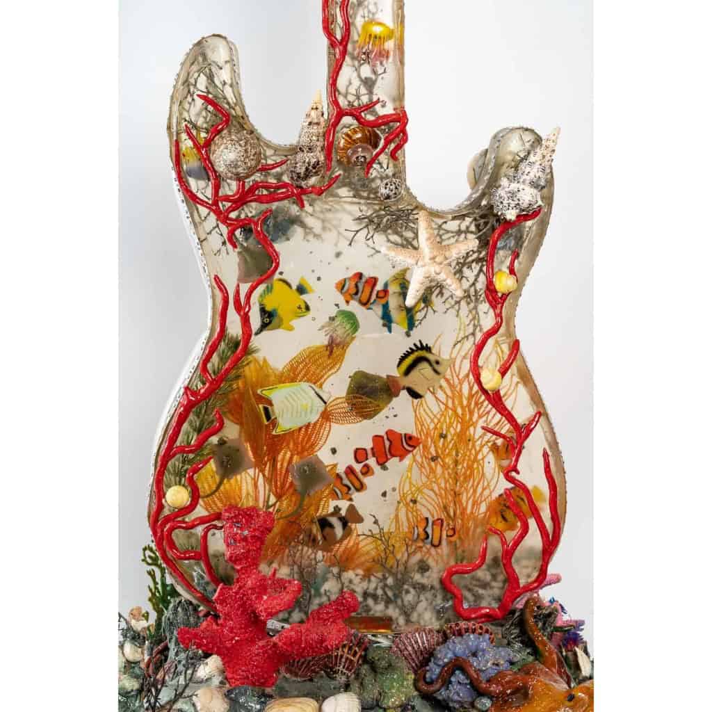 La Guitare, sculpture lumineuse en résine, XXème siècle | Biron La Guitare, sculpture lumineuse en résine, XXème siècle