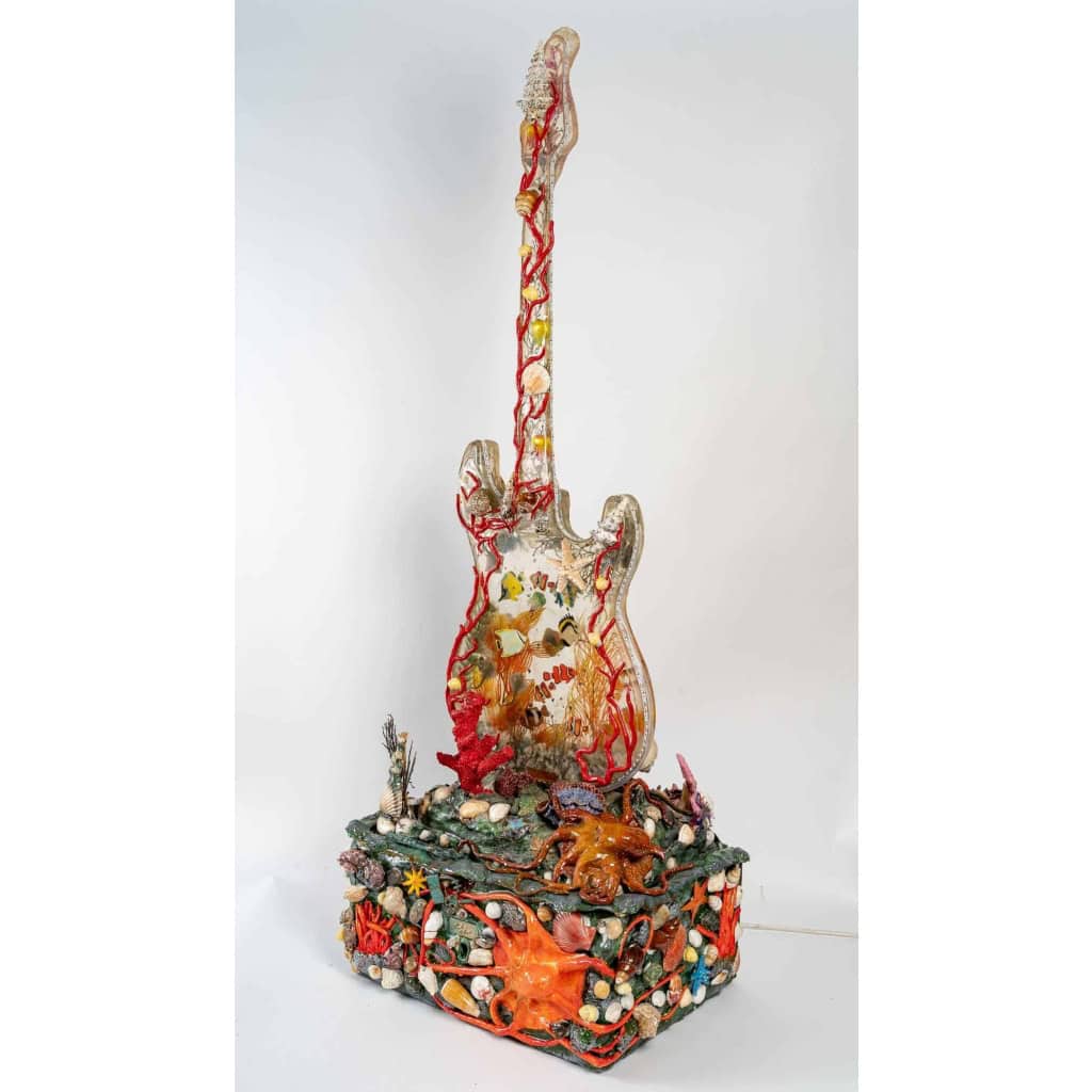 La Guitare, sculpture lumineuse en résine, XXème siècle | Biron La Guitare, sculpture lumineuse en résine, XXème siècle