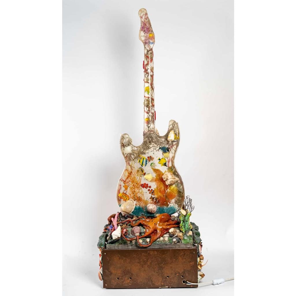 La Guitare, sculpture lumineuse en résine, XXème siècle | Biron La Guitare, sculpture lumineuse en résine, XXème siècle