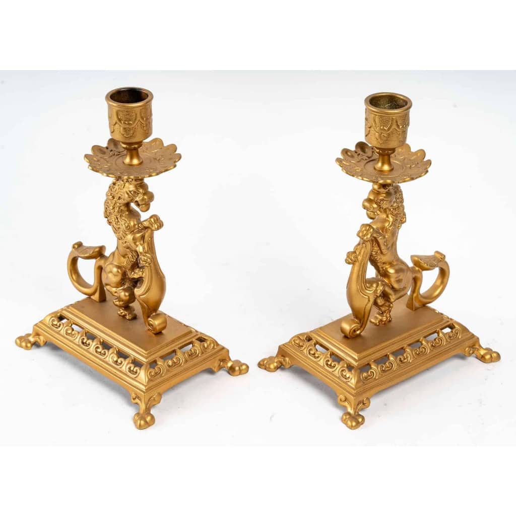 Paire de bougeoirs en bronze, décors de chimères XIXème siècle. Époque Napoléon III
